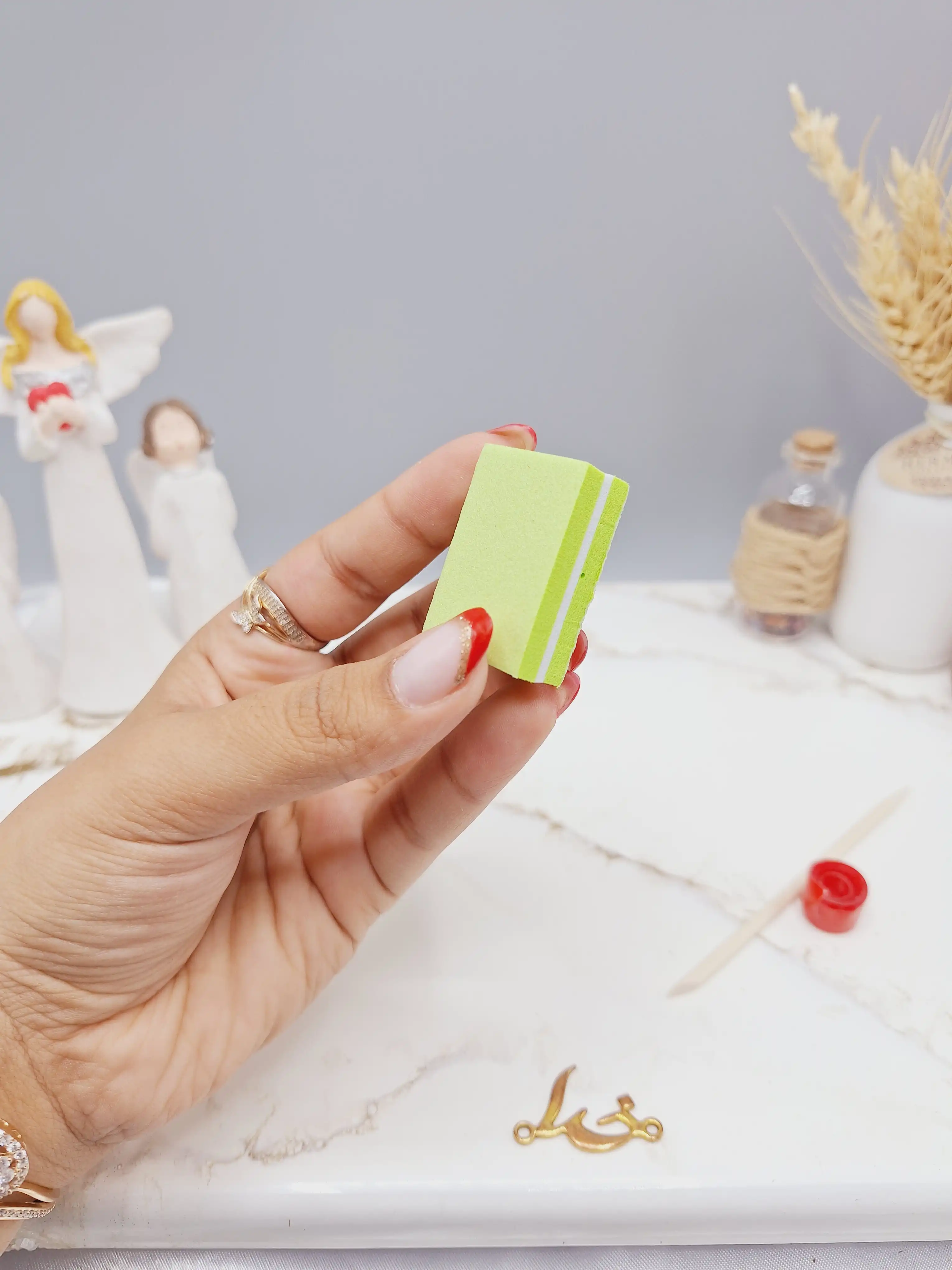 ناخن مصنوعی با مواد کاشت درجه 1 رنگ آبی و سفید طرح توت فرنگی